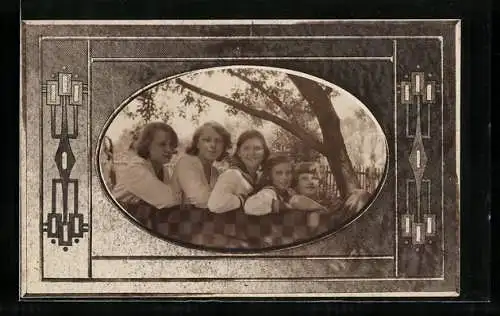 Foto-AK Fünf Schwestern auf einer Bank im Garten