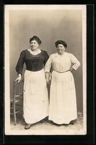 AK Zwei Dienstmädchen in weisser Kleidung