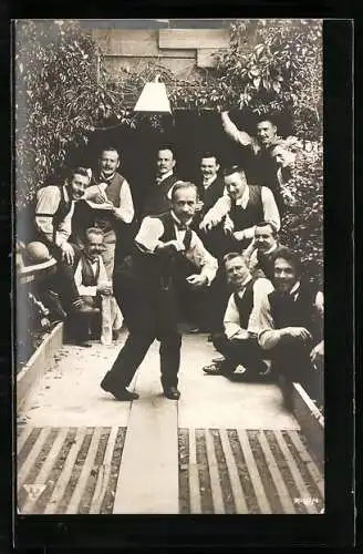 AK Männer beim Kegeln kurz nach dem Wurf