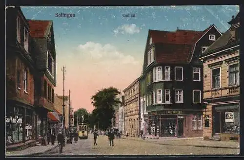 AK Solingen, Kaufhaus Central und Cafe Müller, Strassenpartie mit Strassenbahn