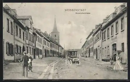 AK Weissenstadt, Wunsiedlerstrasse mit Geschäftshaus und Kirche