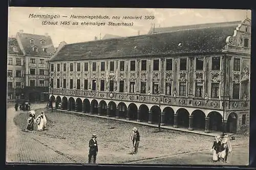 AK Memmingen, Harmoniegebäude mit Passanten