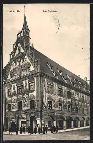 AK Ulm a. D., Männergruppe vor dem Rathaus