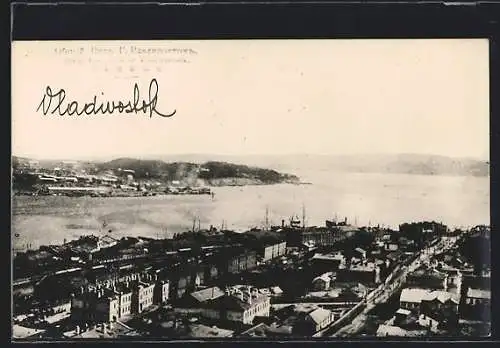 AK Wladiwostok, Panoramablick über die Stadt an der Küste