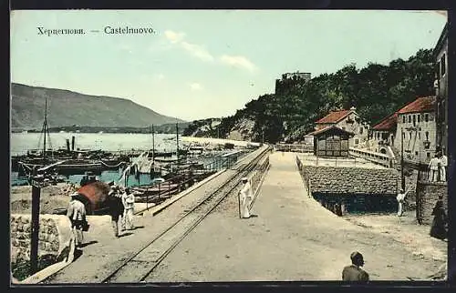 AK Castelnuovo, Hafenpartie mit Bahngleisen und Transportschiffen