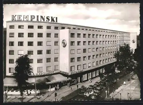 AK Berlin-Charlottenburg, Blick auf Bristol Hotel Kempinski, Kurfürstendamm, Ecke Fasanenstrasse