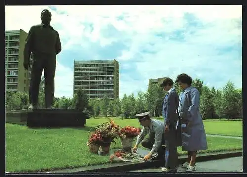 AK Sternenstädtchen, Sigmund Jähn am Gagarin-Denkmal