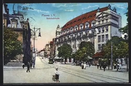 AK Plauen i. V., Reger Betrieb auf der Bahnhofstrasse, mit Strassenbahn