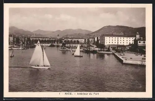 AK Nice, Intérieur du Port