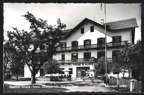 AK Oberperfuss, Gasthof Krone-Klotz mit Terrasse und Gästen