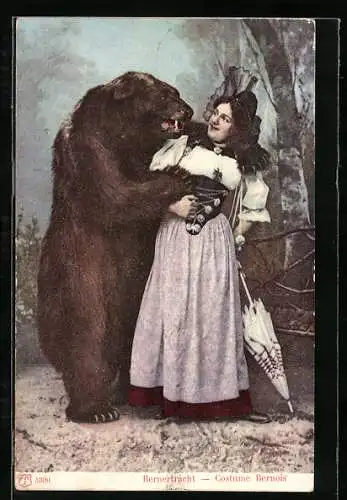 AK Bern, Mädchen in Berner Tracht wird von einem Bären umarmt