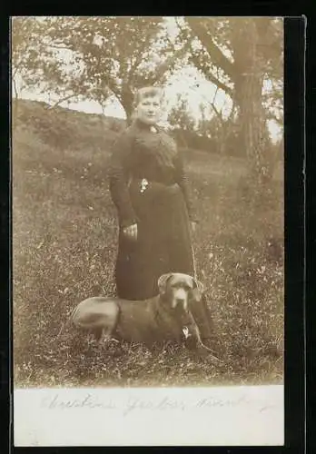 Foto-AK Junge Dame mit Jagdhund auf einer Wiese