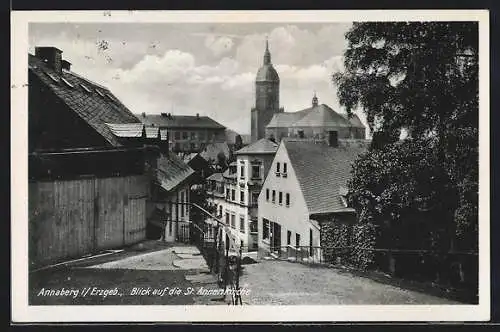 AK Annaberg i. Erzg., Strasse mit Blick auf die St. Annenkirche