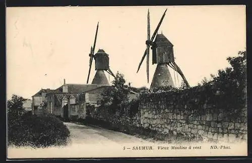 AK Saumur, Vieux Moulins à Vent, Strassenpartie mit den alten Windmühlen