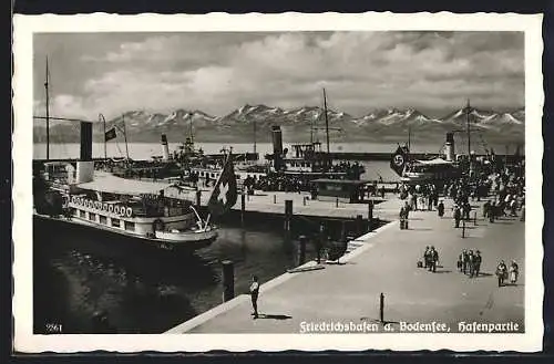 AK Friedrichshafen a. Bodensee, Hafenpartie mit Dampfer