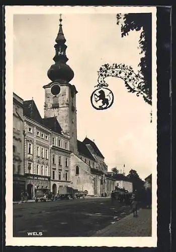 AK Wels, Strassenpartie mit Gasthaus Schild und Kirche