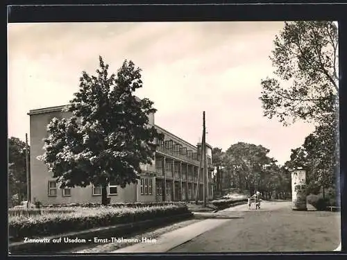 AK Zinnowitz auf Usedom, Litfasssäule vor dem Ernst-Thälmann-Heim