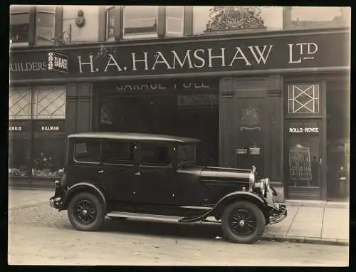 Fotografie Auto Chrysler, Limousine vor Autohandlung für Morris, Hillman & Rolls-Royce H.A. Hamshaw LTD