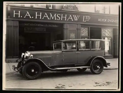 Fotografie Auto Morris, Limousine vor Autohandlung für Morris, Hillman & Rolls-Royce H.A. Hamshaw LTD