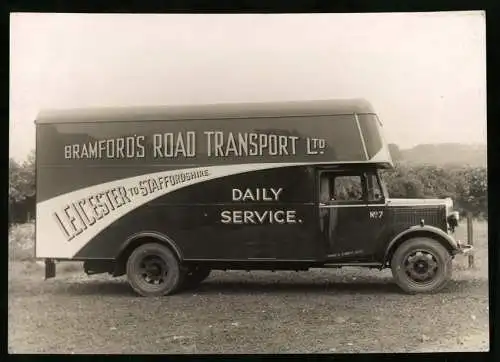 Fotografie R. Jordan, Leicester, Lastwagen Morris - Commercial, Kastenwagen Bramford's Road Transport Ltd.