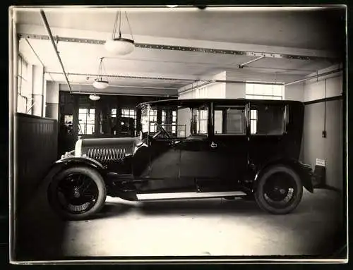Fotografie Auto, Landaulet - Limousine in einer Garage geparkt