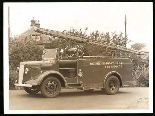 Fotografie K. & S., Leicester, Ansicht Market Bosworth, Lastwagen Feuerwehr Löschwagen / Leiterwagen Fire Brigade