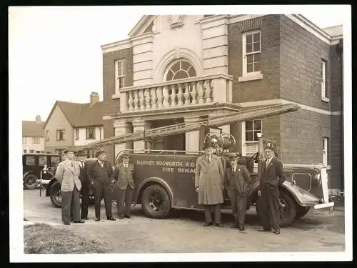 Fotografie K. & S., Leicester, Ansicht Market Bosworth, Feuerwehr-Leiterwagen, Löschfahrzeug der örtlichen Fire Brigade