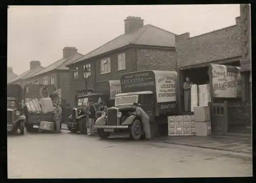 Fotografie R. Jordan, Leicester, Ansicht Leicester, Nansen Road, Lastwagen der Bramfords Road Transport Ltd.