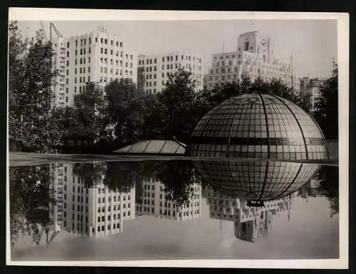 Fotografie unbekannter Fotograf, Ansicht London, Spiegelung / Reflektion-Neuer Gebäudeblock neben Shell-Mex-Gebäude 1938