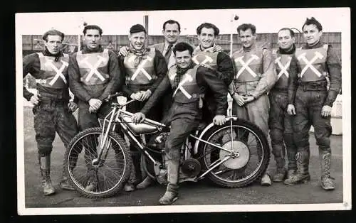 Fotografie Motorrad Speedway Rennmotorrad, Rennfahrer tragen Leibchen mit Bergbau-Wappen