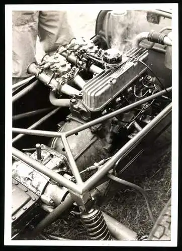 Fotografie Auto Rennwagen, 4-Zylinder Reihenmotor mit Cosworth-Zylinderkopf & zwei Doppelvergasern leicht überhitzt