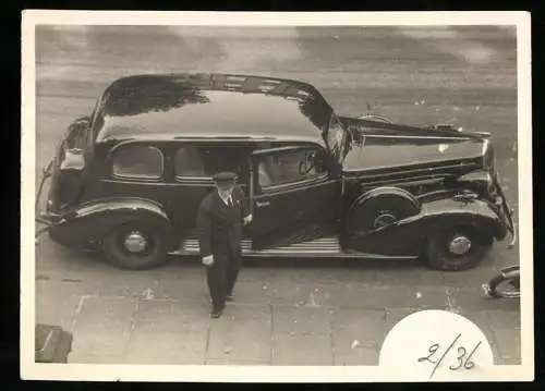 Fotografie H.C. Allen, Enfield, Auto Buick, Chauffeur öffnet Tür der Limousine