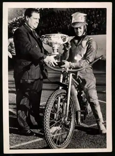 Fotografie Motorrad Speedway Rennmotorrad, Siegreicher Rennfahrer bekommt Pokal überreicht