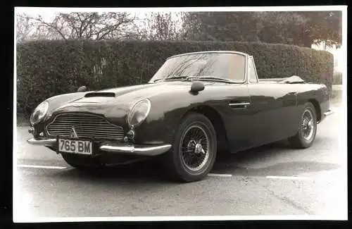 Fotografie Auto Aston Martin Cabrio, Rodster mit Kennzeichen 765 BM