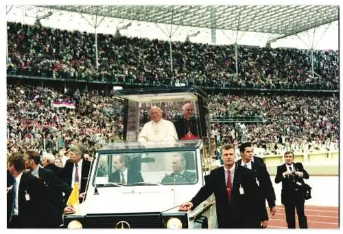 17 Fotografien unbekannter Fotograf, Ansicht Berlin-Westend, Papst Johannes Paul II. am 23 Juni 1996 im Olympiastadion