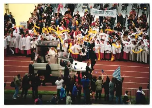 17 Fotografien unbekannter Fotograf, Ansicht Berlin-Westend, Papst Johannes Paul II. am 23 Juni 1996 im Olympiastadion