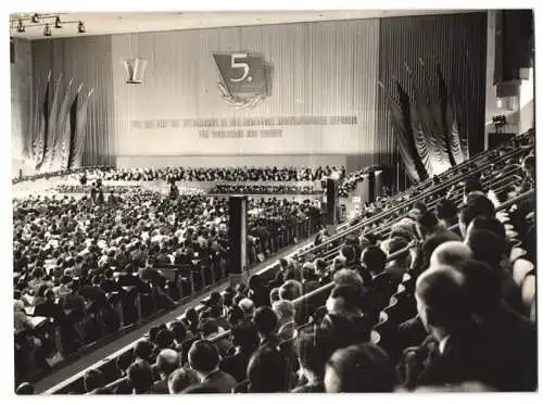 4 Fotografien 5. FDGB Kongress 1956 in Berlin, Innenansicht der Kongresshalle & Tribüne mit Funktionären