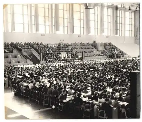 4 Fotografien 5. FDGB Kongress 1956 in Berlin, Innenansicht der Kongresshalle & Tribüne mit Funktionären