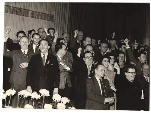 4 Fotografien 5. FDGB Kongress 1956 in Berlin, Innenansicht der Kongresshalle & Tribüne mit Funktionären