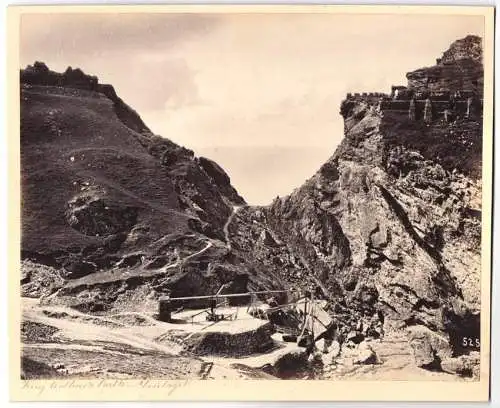 Fotografie unbekannter Fotograf, Ansicht Tintagel / Cornwall, King Arthur's Castle & Kran