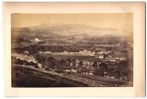 Fotografie G.W.W., Ansicht Blair Athol, Ortsansicht mit Whisky Brennerei gesehen von Tulloch Hill 1898