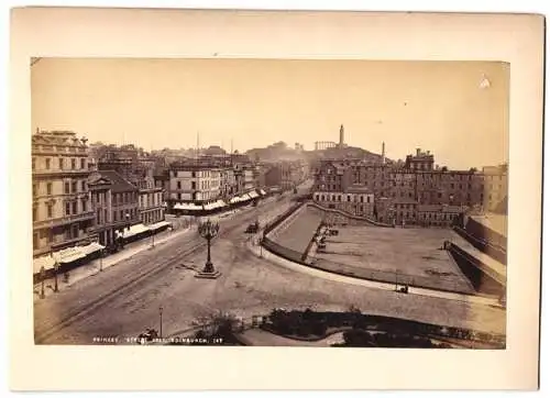 Fotografie G.W.W., Ansicht Edinburgh, Princes Street East, Strassenansicht mit vielen Ladengeschäften