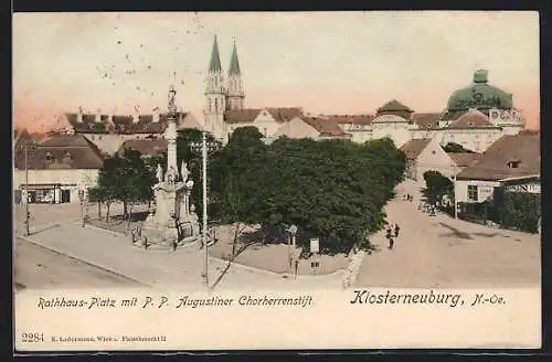 AK Klosterneuburg /N.-Oe., Rathhaus-Platz mit P. P. Augustiner Chorherrenstift