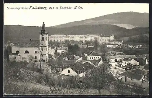 AK Kalksburg /N.-Oe., Ortsansicht mit der Kirche gegen die Berge