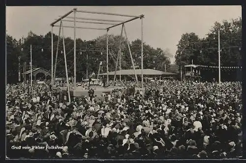 AK Wels, Besucher vor einer Bühne des Volksfestes