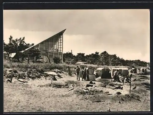 AK Glowe / Rügen, Strandszene an der Konsum-Gaststätte Ostseeperle