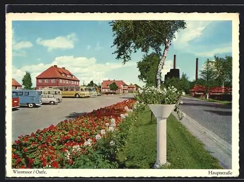 AK Wiesmoor /Ostfr., Hauptstrasse mit Blumenbeeten