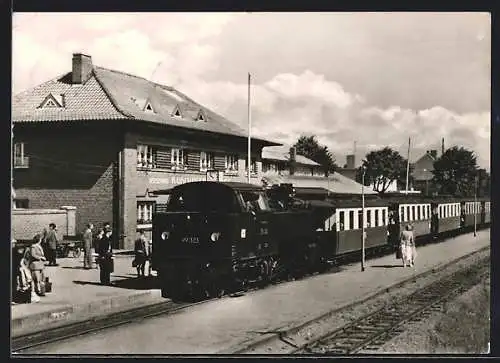 AK Kühlungsborn, Bahn Molly auf dem Bahnhof Kühlungsborn Ost