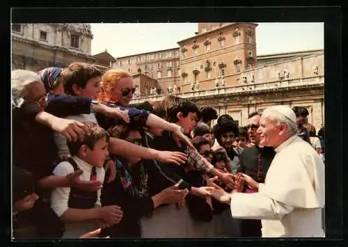 AK Papst Johannes Paul II., Begrüssung von Gläubigen auf einem Platz