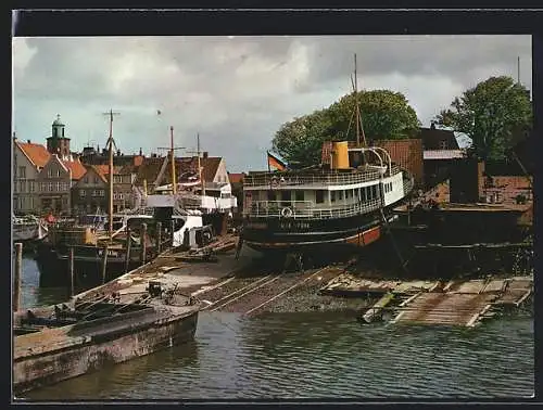 AK Husum / Nordsee, Werften bei der Schiffbrücke, Dampfer